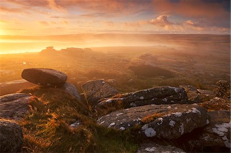 dartmoor national park - Sunrise over a misty moor viewed from Littaford Tor, Dartmoor, Devon, England, United Kingdom, Europe Foto de stock - Con derechos protegidos, Código: 841-06031546