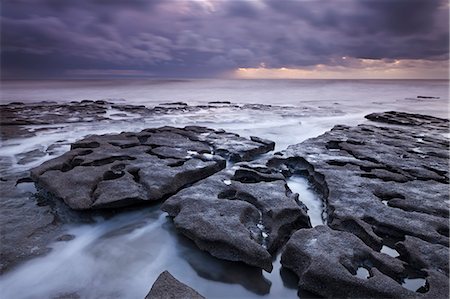 erosion - Vagues se précipitent autour de ressauts rocheux érodés à Southerndown Glamorgan Heritage Coast, pays de Galles, Royaume-Uni, Europe Photographie de stock - Rights-Managed, Code: 841-06031581