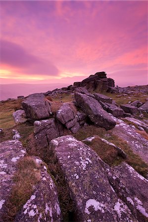 dartmoor national park - Intense fiery dawn sky above Belstone Tor, Dartmoor, Devon, England, United Kingdom, Europe Foto de stock - Con derechos protegidos, Código: 841-06031594