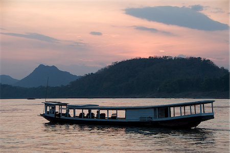 River boat on the Mekong River at sunset, Luang Prabang, Laos, Indochina, Southeast Asia, Asia Foto de stock - Direito Controlado, Número: 841-06031665