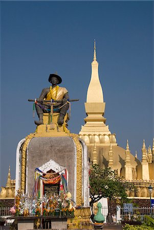 simsearch:841-05796458,k - Statue du roi Setthathirat avec Pha That Luang en arrière-plan, Vientiane, Laos, Indochine, Asie du sud-est, Asie Photographie de stock - Rights-Managed, Code: 841-06031711