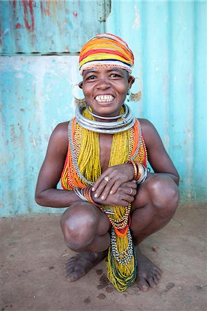 Bonda tribeswoman, smiling, wearing traditional bead costume with beaded cap, earrings and metal necklaces at weekly market, Rayagader, Orissa, India, Asia Foto de stock - Con derechos protegidos, Código: 841-06031733