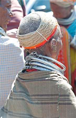 Bonda tribeswoman wearing shawl over traditional bead costume, with beaded cap and metal necklaces at weekly market, Rayagader, Orissa, India, Asia Foto de stock - Con derechos protegidos, Código: 841-06031744