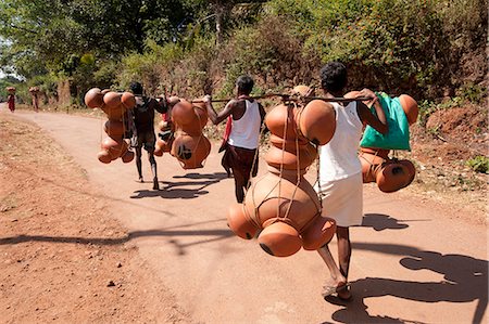 Bonda tribesmen walking to market carrying pots intended for village alcohol production, rural Orissa, India, Asia Fotografie stock - Rights-Managed, Codice: 841-06031745