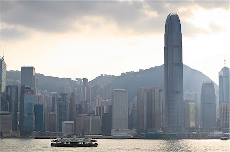 Star ferry on Victoria Harbour with the skyscrapers of Hong Kong Island behind, Hong Kong, China, Asia Foto de stock - Direito Controlado, Número: 841-06031965