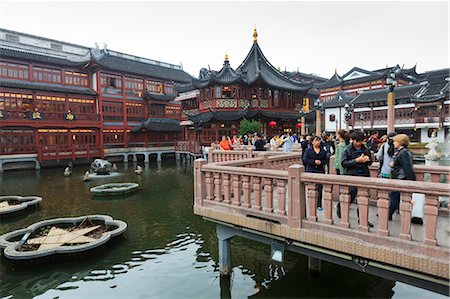 The zigzag Bridge of Nine Turnings, Yu Yuan (Yuyuan) Bazaar, Shanghai, China, Asia Stock Photo - Rights-Managed, Code: 841-06031976