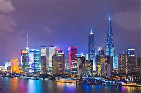 shanghai pudong - Pudong skyline at night across the Huangpu River, Shanghai, China, Asia Foto de stock - Direito Controlado, Número: 841-06031999