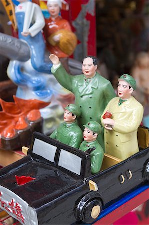 figurine - Vintage figurines de propagande communiste chinois à vendre à Hollywood Road, Hong Kong, Chine, Asie Photographie de stock - Rights-Managed, Code: 841-06032013