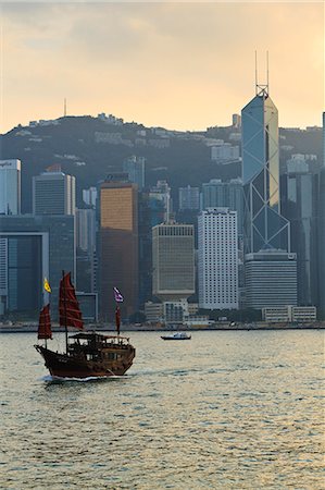 Chinese sailing junk on Victoria Harbour, the skyline of Central, Hong Kong Island beyond, Hong Kong, China, Asia Foto de stock - Con derechos protegidos, Código: 841-06032022