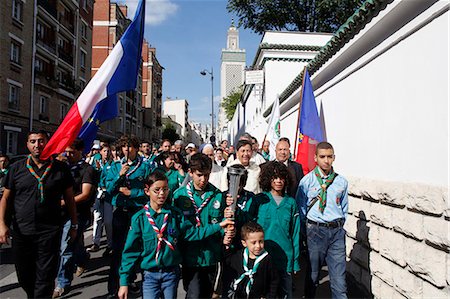 parade - Muslimische Pfadfinder eine Fackel außerhalb Europas große Pariser Moschee, Paris, Frankreich, Stockbilder - Lizenzpflichtiges, Bildnummer: 841-06032139