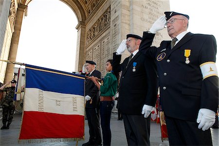 Französische muslimische Mädchen Scout und Kriegsveteranen am Arc de Triomphe, Paris, Frankreich, Europa Stockbilder - Lizenzpflichtiges, Bildnummer: 841-06032144