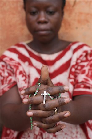 Femme africaine prier le Rosaire, Lomé, Togo, Afrique de l'Ouest, l'Afrique Photographie de stock - Rights-Managed, Code: 841-06032355