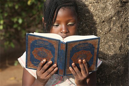 Jeune fille lisant le Coran, Lomé, Togo, Afrique de l'Ouest, l'Afrique Photographie de stock - Rights-Managed, Code: 841-06032374