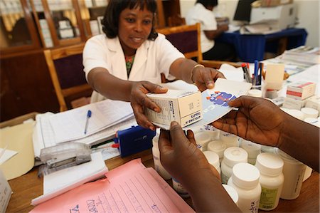 sida - Distribution de médicaments au centre médical pour les patients séropositifs, Lomé, Togo, Afrique de l'Ouest, Afrique Photographie de stock - Rights-Managed, Code: 841-06032379