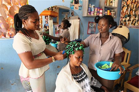 styling hair - Coiffure atelier, Lomé, Togo, Afrique de l'Ouest, Afrique Photographie de stock - Rights-Managed, Code: 841-06032388