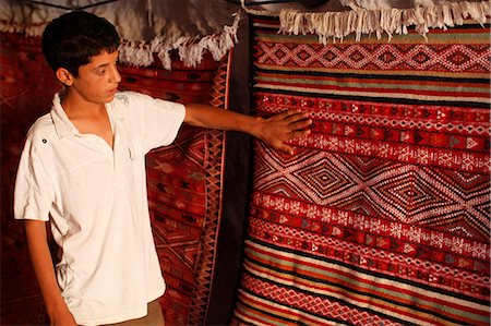 Boy showing a rug in a carpet shop, Toujane, Tunisia, North Africa, Africa Foto de stock - Con derechos protegidos, Código: 841-06032476