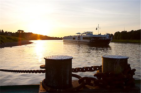 simsearch:841-06032524,k - Modern cruise ship cruising on the river Elbe, Saxony, Germany, Europe Foto de stock - Direito Controlado, Número: 841-06032514