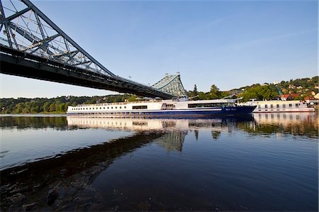 simsearch:841-06032524,k - Cruise ship beneath a bridge over the River Elbe near Dresden, Saxony, Germany, Europe Foto de stock - Direito Controlado, Número: 841-06032510