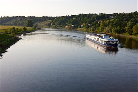 simsearch:841-06032524,k - Modern cruise ship cruising on the River Elbe, Saxony, Germany, Europe Foto de stock - Direito Controlado, Número: 841-06032513