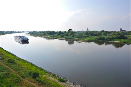 Cruise ship on the River Elbe near Wittenberg, Germany, Europe Foto de stock - Con derechos protegidos, Código: 841-06032553