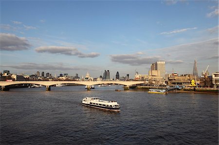 simsearch:841-02710689,k - A cruise boat on River Thames, ahead of Waterloo Bridge and the skyline of the City, from Westminster, London, England, United Kingdom, Europe Fotografie stock - Rights-Managed, Codice: 841-06032623