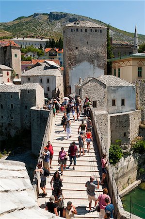 Tourists on Stari Most (Old Bridge), UNESCO World Heritage Site, Mostar, municipality of Mostar, Bosnia and Herzegovina, Europe Foto de stock - Con derechos protegidos, Código: 841-06032639