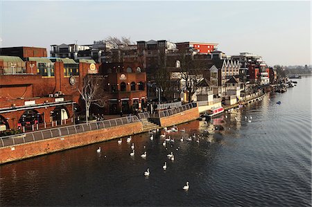 simsearch:841-02710689,k - Riverside pubs and bars during late afternoon by the River Thames at Kingston-upon-Thames, a suburb of London, England, United Kingdom, Europe Fotografie stock - Rights-Managed, Codice: 841-06032630