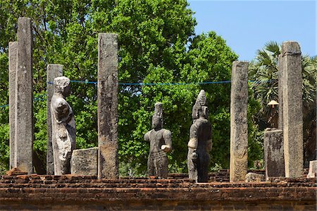 Statues de Bouddha et le Bodhisattva, le vieux temple Vihara Maha Mudu dans les dunes de sable à Pottuvil, Arugam Bay, Province orientale, Sri Lanka, Asie Photographie de stock - Rights-Managed, Code: 841-06032714