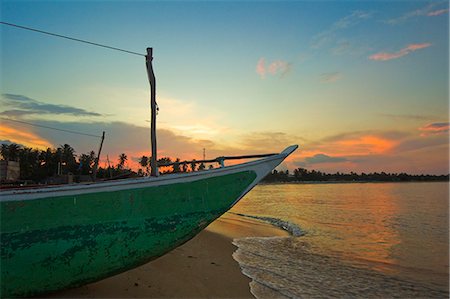 Outrigger boat at sunset at this fishing beach and popular tourist surf destination, Arugam Bay, Eastern Province, Sri Lanka, Asia Foto de stock - Con derechos protegidos, Código: 841-06032717