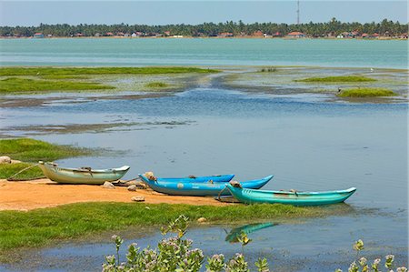 Canoes by Arugam Lagoon, known for its wildlife, Pottuvil, Arugam Bay, Eastern Province, Sri Lanka, Asia Foto de stock - Con derechos protegidos, Código: 841-06032712
