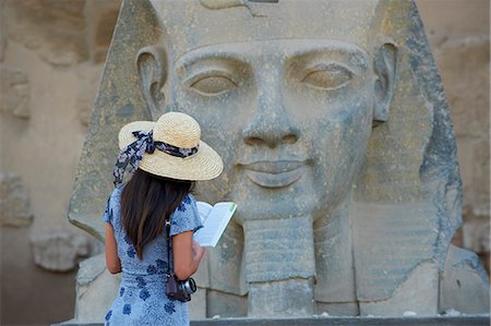 Tourist studying a statue of the pharaoh Ramesses II, Temple of Luxor, Luxor, Thebes, UNESCO World Heritage Site, Egypt, North Africa, Africa Foto de stock - Con derechos protegidos, Código: 841-06032892