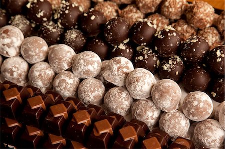Close-up of rows of chocolates in a French cafe, France, Europe Foto de stock - Con derechos protegidos, Código: 841-06033128