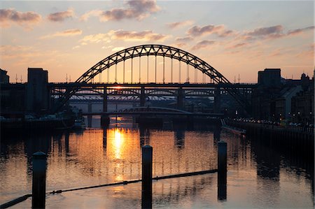 river tyne - Tyne Bridge at sunset, spanning the River Tyne between Newcastle and Gateshead, Tyne and Wear, England, United Kingdom, Europe Foto de stock - Con derechos protegidos, Código: 841-06033184