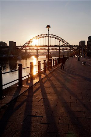 Tyne Bridge at sunset, spanning the River Tyne between Newcastle and Gateshead, Tyne and Wear, England, United Kingdom, Europe Foto de stock - Con derechos protegidos, Código: 841-06033183