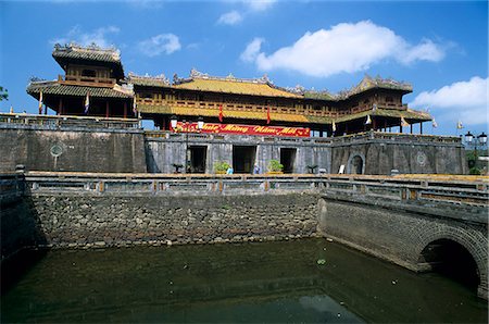 View of the Imperial city of the Nguyen Emperors, The Citadel, Hue, UNESCO World Heritage Site, North Central Coast, Vietnam, Indochina, Southeast Asia, Asia Foto de stock - Direito Controlado, Número: 841-06033288