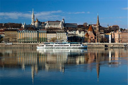 View over River Danube to Matthias Church (Matyas Templom) and Fishermen's Bastion, Budapest, Central Hungary, Hungary, Europe Foto de stock - Direito Controlado, Número: 841-06033428