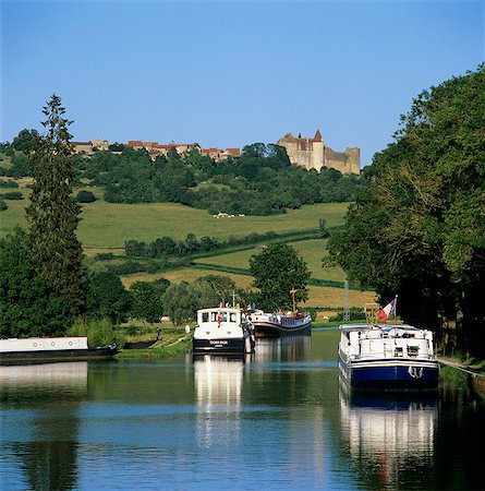 View along the Burgundy Canal to the Chateau, Chateauneuf, Burgundy, France, Europe Fotografie stock - Rights-Managed, Codice: 841-06033448