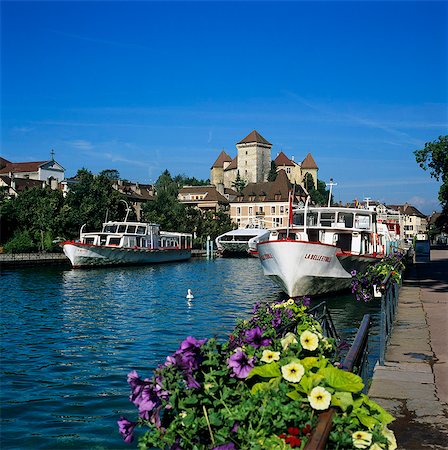 rhone-alpes - Tour boats on Canal du Thiou below Chateau, Annecy, Lake Annecy, Rhone Alpes, France, Europe Foto de stock - Con derechos protegidos, Código: 841-06033468