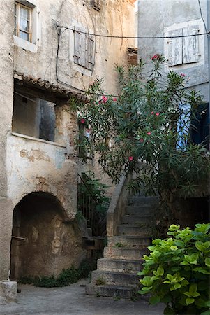simsearch:841-06031902,k - Courtyard in back alleyway of old town, Cres Town, Cres Island, Kvarner Gulf, Croatia, Europe Stock Photo - Rights-Managed, Code: 841-06033579
