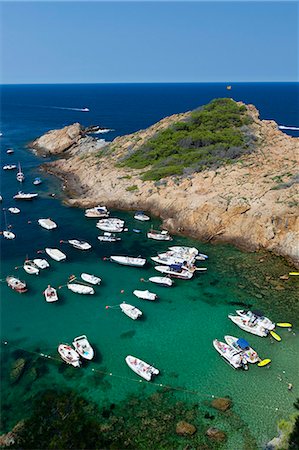 Cove filled with pleasure boats, Sa Tuna, near Begur, Costa Brava, Catalonia, Spain, Mediterranean, Europe Foto de stock - Con derechos protegidos, Código: 841-06033679