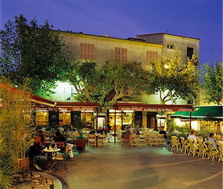 Cafés à main square de la vieille ville, Porto Vecchio, Corse, France, Europe Photographie de stock - Rights-Managed, Code: 841-06033726