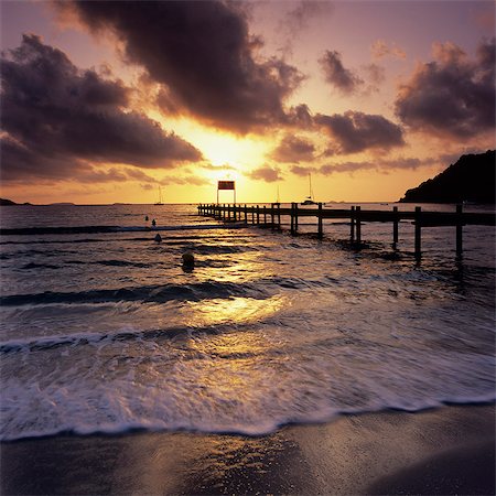 Pier at sunrise, Plage de Santa Giulia, South East Corsica, Corsica, France, Mediterranean, Europe Foto de stock - Con derechos protegidos, Código: 841-06033739