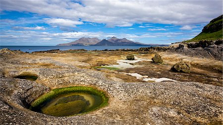 erosionado - Looking towards Rum from the rock formations beyond Laig Bay, Isle of Eigg, Inner Hebrides, Scotland, United Kingdom, Europe Foto de stock - Con derechos protegidos, Código: 841-06033826