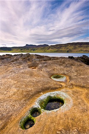 simsearch:841-06449960,k - Rock pools beyond Laig Bay with An Sgurr in the distance, Isle of Eigg, Inner Hebrides, Scotland, United Kingdom, Europe Foto de stock - Direito Controlado, Número: 841-06033827