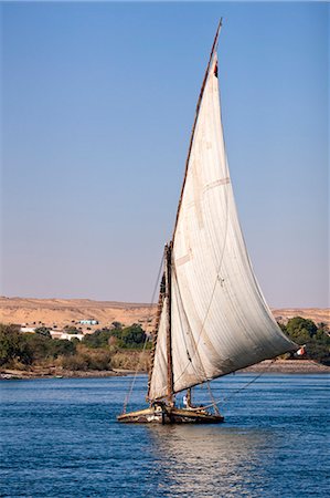 Vieux felouque garnie de rochers sur le Nil à Assouan, en Égypte, en Afrique du Nord, Afrique Photographie de stock - Rights-Managed, Code: 841-06033864