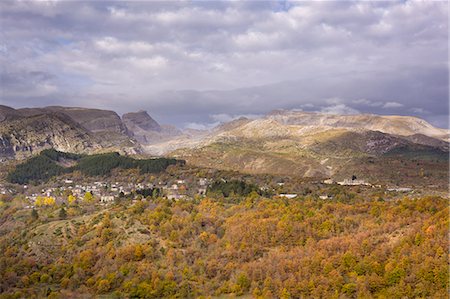 simsearch:841-07782919,k - A little sunlight breaks through on a cloudy day above Tsepelovo and the Timfi mountain range, Epirus, Greece, Europe Foto de stock - Con derechos protegidos, Código: 841-06033917