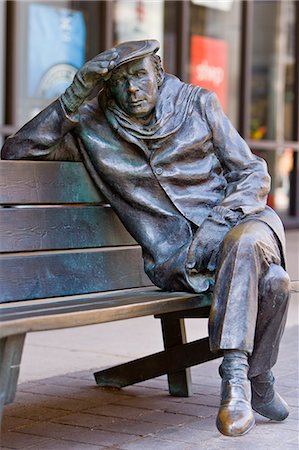 Life-sized bronze statue of Glenn Gould the pianist, by Ruth Abernethy, sitting on a park bench outside the CBC Building in downtown Toronto, Toronto, Ontario, Canada, North America Foto de stock - Con derechos protegidos, Código: 841-06344158