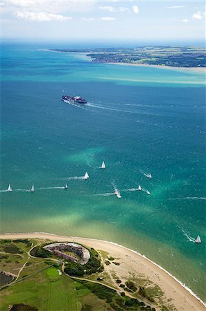 regata - Aerial view of yachts racing in Cowes Week on the Solent, Isle of Wight, England, United Kingdom, Europe Foto de stock - Con derechos protegidos, Código: 841-06344354