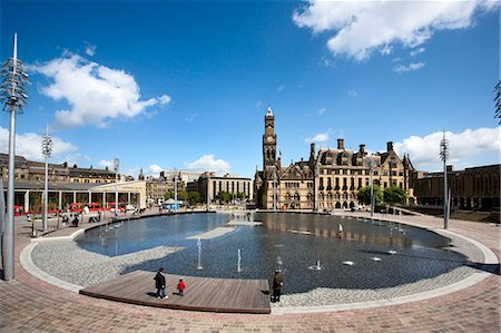 simsearch:841-06344984,k - Piscine du parc de la ville et hôtel de ville, ville de Bradford, West Yorkshire, Angleterre Photographie de stock - Rights-Managed, Code: 841-06344998