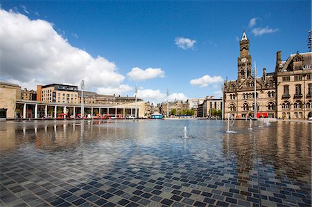 prefeitura do município - City Park Fountains and City Hall, Bradford, West Yorkshire, England Foto de stock - Direito Controlado, Número: 841-06345003